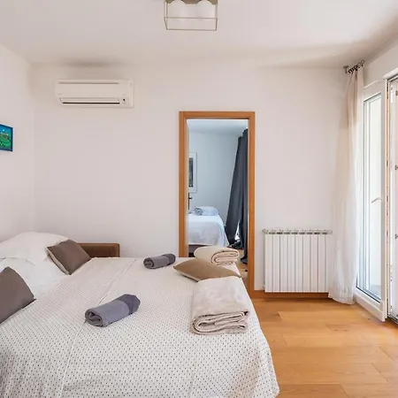 Zenta With Terrace And Sea View, 4 Min Walk To The 아파트 *