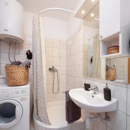Zenta With Terrace And Sea View, 4 Min Walk To The Apartamento Split